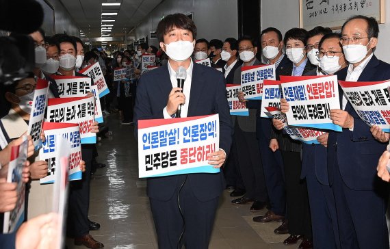 이준석 국민의힘 대표가 19일 오전 서울 여의도 국회 문화체육관광위원회 복도에서 더불어민주당의 언론중재법 개정 시도에 대해 규탄하는 내용의 손팻말을 들고 발언하고 있다. 사진=박범준 기자