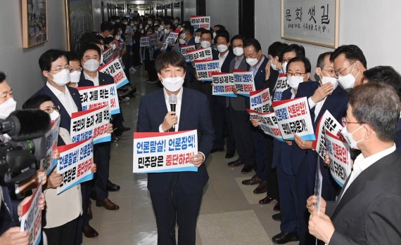 이준석 국민의힘 대표가 19일 오전 서울 여의도 국회 문화체육관광위원회 복도에서 더불어민주당의 언론중재법 개정 시도에 대해 규탄하는 내용의 손팻말을 들고 발언하고 있다. 사진=박범준 기자