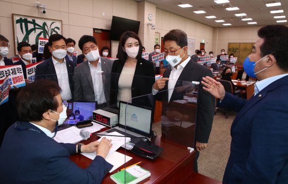 與, 징벌적 손해배상 언론중재법 강행 처리… 野 반대(종합)