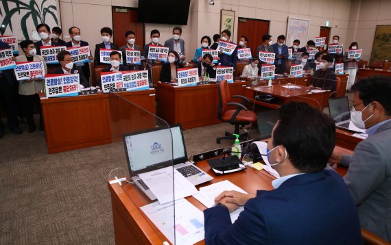 [서울=뉴시스] 전신 기자 = 19일 서울 여의도 국회 문화체육관광위원회 회의실에서 국민의힘 의원들이 '언론 중재 및 피해 구제 등에 관한 법률 일부개정법률안(언론중재법 개정안) 통과에 반대하는 피켓을 들고 있다. (공동취재사진) 2021.08.19. photo@newsis.com