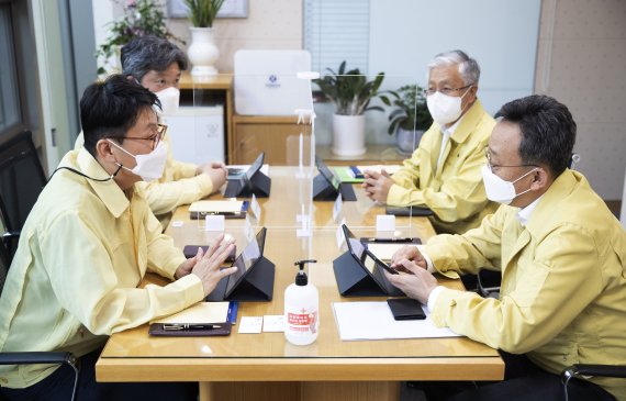 도규상 금융위원회 부위원장이 19일 서울 종로구 신한은행 종각역지점에서 신한은행 임직원에게 방역이행 상황을 점검하고 있다.