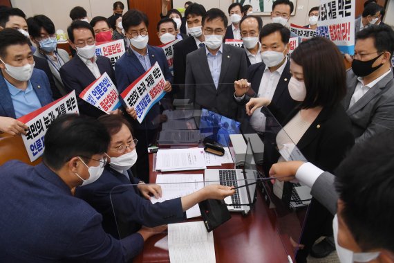 19일 국회 문화체육관광위원회 전체회의에서 국민의힘 의원들이 언론중재법 개정안을 통과시키려는 도종환 위원장의 회의 진행을 막아섰다. 더불어민주당은 이날 고의·중과실로 허위·조작 보도를 할 경우 최대 5배 징벌적 손해배상을 하도록 하는 언론중재법 개정안을 단독 처리했다. 사진=박범준 기자