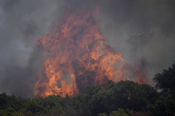 프랑스 프로방스 지방의 르뤽 인근에 19일(현지시간) 대형 산불이 붙어 삼림이 불타고 있다. AP뉴시스
