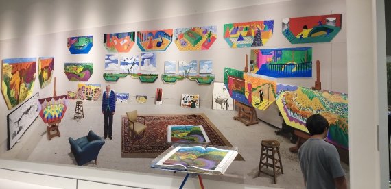 롯데백화점 동탄점 1층에 전시된 'In the Studio, December 2017'© 뉴스1