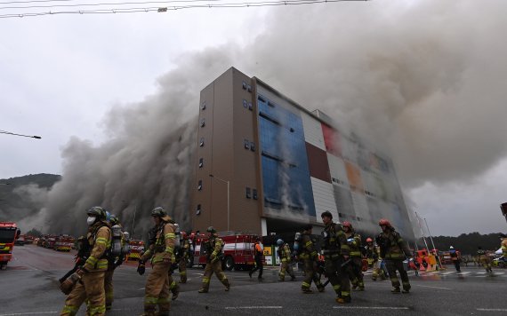 [이천=뉴시스]김종택기자 = 17일 오전 경기도 이천시 마장면 쿠팡 덕평물류센터에서 발생한 화재현장에서 소방관들이 대피하고 있다. 2021.06.17.jtk@newsis.com