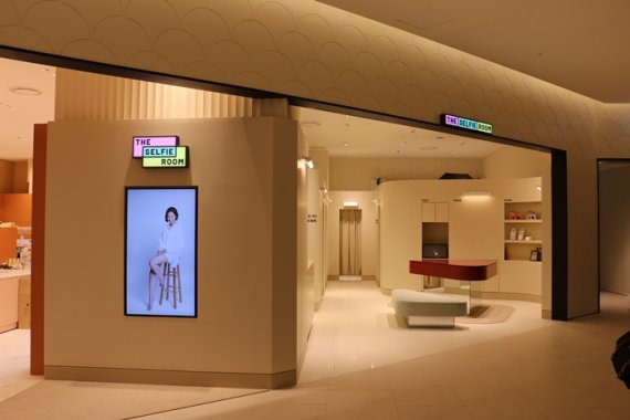롯데백화점 동탄점에 오픈한 더셀피룸 한국후지필름 제공