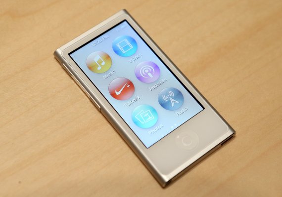 스티브 잡스가 현재 가장 작은 아이폰인 아이폰SE보다도 작은 초미니 아이폰인 '아이폰 나노'를 계획 했었다는 사실이 알려졌다. 사진은 아이팟 나노 7세대 사진=뉴스1