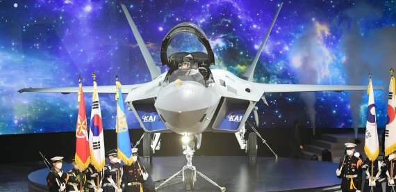 9일 경남 사천시 한국항공우주산업(KAI) 고정익동에서 한국형전투기 보라매(KF-21) 시제기 출고 퍼포먼스가 진행되고 있다. 사진=뉴시스