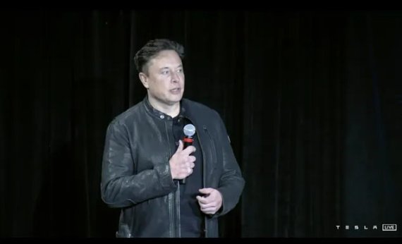 일론 머스크가 19일(현지시간) 휴머노이드 로봇 '테슬라 봇'을 내년 출시하겠다고 밝혔다.(테슬라 유튜브 영상 갈무리) © 뉴스1