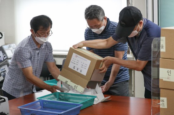 서울을 비롯한 인천·대전·대구·부산·광주 등 6개 도시 지하철 노조가 만성적자에 따른 재정난 등의 이유로 진행한 총파업 투표가 가결됨에 따라 다음달 '지하철 대란'이 현실화될 전망이다. 지난 20일 서울 용답동 서울교통공사 노동조합 사무실에서 관계자들이 개표작업을 하고 있다./사진=뉴스1