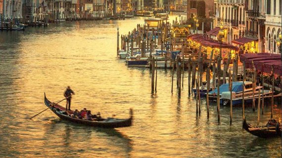 [서울=뉴시스] 걸어서 세계속으로. (사진=왓챠 제공) 2021.08.20 photo@newsis.com