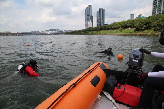 성동소방서 대원들이 20일 한강 뚝섬유원지 일대에서 각종 수난 사고를 대비해 구조대원 특별구조훈련을 하고 있다.(성동소방서 제공) 2021.8.20/뉴스1