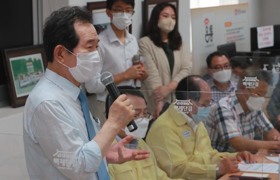 [익산=뉴시스] 김얼 기자 = 더불어민주당 대권주자인 정세균 전 국무총리가 20일 전북 익산시 중앙시장 수해현장을 방문해 상인들과 간담회를 갖고 인사말을 하고 있다. 2021.08.20. pmkeul@newsis.com