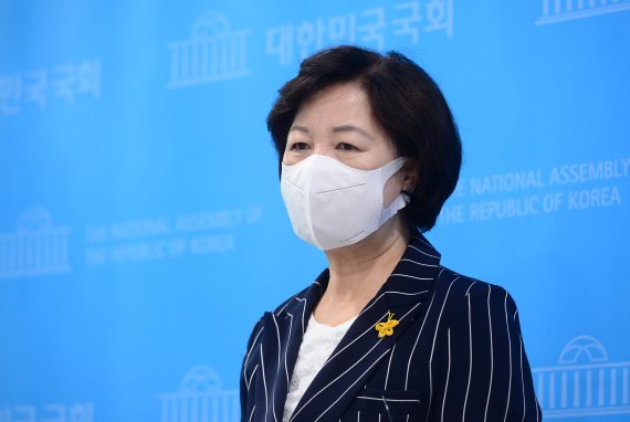 [서울=뉴시스] 전신 기자 = 더불어민주당 대권주자인 추미애 전 법무부 장관이 20일 서울 여의도 국회 소통관에서 "대한민국을 세계에서 가장 강력한 디지털혁신국가로 만들어 가겠다"며 공약을 발표하고 있다. (공동취재사진) 2021.08.20. photo@newsis.com