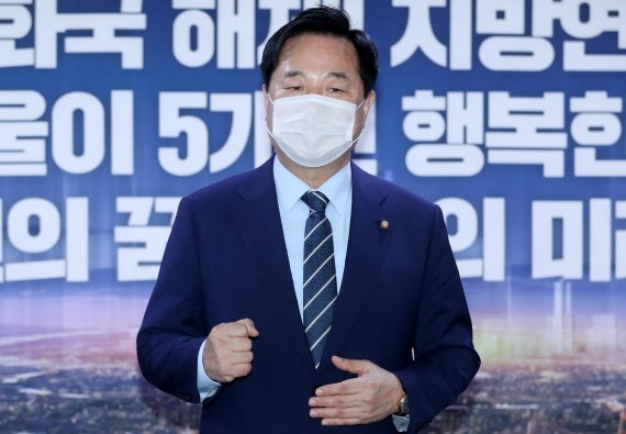 [서울=뉴시스] 국회사진기자단 = 더불어민주당 대권주자인 김두관 의원이 16일 오후 서울 여의도 중앙보훈회관에 마련된 경선 사무실에서 열린 선거대책위원회 임명장 수여식에서 인사말하고 있다. 2021.08.16. photo@newsis.com
