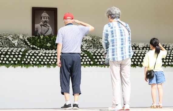 [대전=뉴시스] 이영환 기자 = 16일 오전 대전 유성구 국립대전현충원 현충문 앞에 마련된 홍범도 장군 국민분향소에서 시민들이 참배를 하고 있다. 2021.08.16. 20hwan@newsis.com