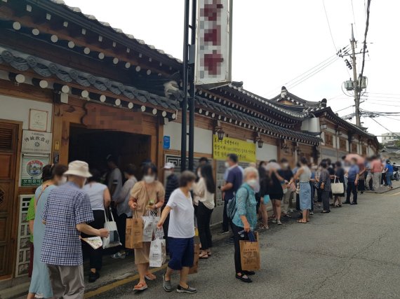 서울 종로구 한 삼계탕 집 앞에 시민들이 줄을 서고 있다. /사진=윤홍집 기자