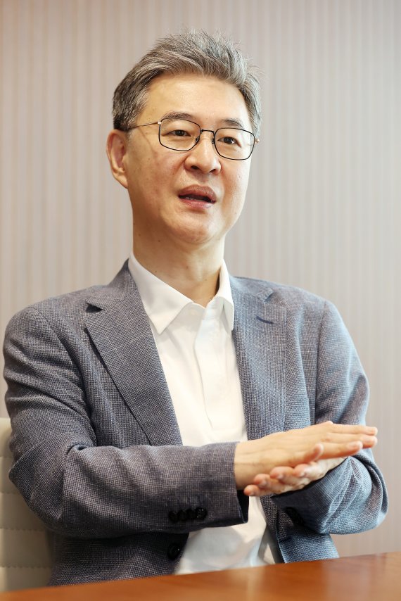 이채원 라이프자산운용 의장이 12일 서울 영등포구 라이프자산운용 사무실에서 뉴스1과 인터뷰를 하고 있다. 2021.8.12/뉴스1 © News1 조태형 기자