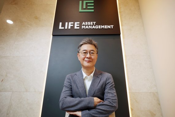 이채원 라이프자산운용 의장이 12일 서울 영등포구 라이프자산운용 사무실에서 뉴스1과 인터뷰에 앞서 포즈를 취하고 있다. 2021.8.12/뉴스1 © News1 조태형 기자