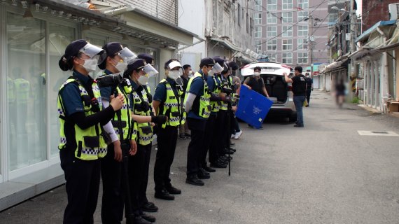 [평택=뉴시스] 30일 오전 경기 평택역 주변에 위치한 일명 '쌈리' 성매매 집결지 내 업소에 대해 경찰이 압수수색을 벌이고 있다. 경찰은 이날 만일의 사태에 대비해 경찰 부대 등 150여 명을 동원해 압수수색을 진행했다. 2021.6.30. (사진=평택경찰서 제공) *재판매 및 DB 금지