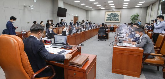 국회 운영위, '법사위 권한 축소' 국회법 개정안 의결