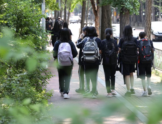 지난 6월2일 서울의 한 중학교에서 학생들이 하교를 하고 있다.(사진은 기사 내용과 무관함)/뉴스1