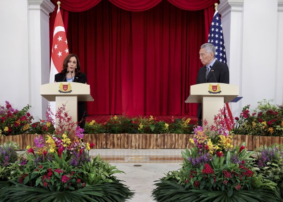 카멀라 해리스 미국 부통령(왼쪽)과 리셴룽 싱가포르 총리가 23일 싱가포르에서 회담을 가진 후 공동 기자회견을 갖고 있다.AP뉴시스