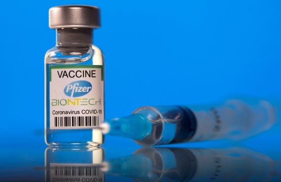 FILE PHOTO: A vial labelled with the Pfizer-BioNTech coronavirus disease (COVID-19) vaccine is seen in this illustration picture taken March 19, 2021. REUTERS/Dado Ruvic/Illustration/File Photo /REUTERS/뉴스1 /사진=뉴스1 외신화상