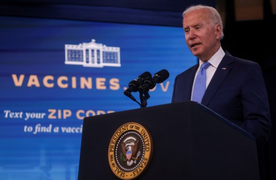 조 바이든 미국 대통령이 23일(현지시간) 워싱턴 백악관 연설에서 코로나19 백신 접종을 독려하고 있다. 이날 미 식품의약청(FDA)은 화이자의 코로나19 백신 사용을 전면승인했다. 로이터뉴스1
