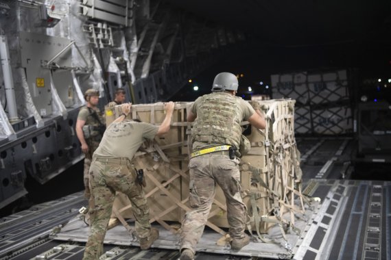 미군들이 아프가니스탄 카불 국제공항에서 22일(현지시간) C-17 수송기에서 하역작업을 하고 있다. AP뉴시스