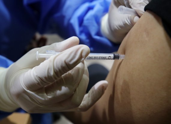 서울 종로구 코로나19 예방접종센터에서 한 시민이 백신을 접종하고 있다. 서울시는 24일 서울시민 485만6923명(50.7%)이 코로나19 백신 1차접종을 완료했다고 밝혔다.뉴스1