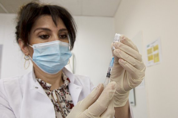 미국 조지아 티플리스에서 한 의료진이 화이자의 코로나19 백신을 투여하기 위해 준비하고 있다. AP뉴시스