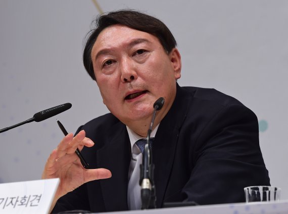 [서울=뉴시스]국회사진기자단 = 윤석열 전 검찰총장이 지난 6월29일 오후 서울 서초구 매헌 윤봉길의사 기념관에서 열린 대선 출마 기자회견에서 취재진 질문에 답변하고 있다. 2021.06.29. photo@newsis.com