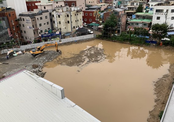 제12호 태풍 오마이스가 울산을 지나간 24일 오전 울산 중구 태화동 배수펌프장 건립 공사현장이 침수돼 있다. 2021.8.24/뉴스1 조민주 기자