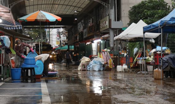 제12호 태풍 오마이스가 울산을 지나간 24일 오전 침수됐던 울산 중구 태화시장에서 상인들이 청소를 하고 있다. 2021.8.24/뉴스1 © News1 조민주 기자