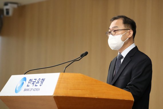 송재창 한국은행 경제통계국 금융통계팀장이 24일 오전 서울 중구 한국은행에서 2021년 2·4분기중 가계신용(잠정)의 주요 특징을 설명하고 있다. 사진=한국은행
