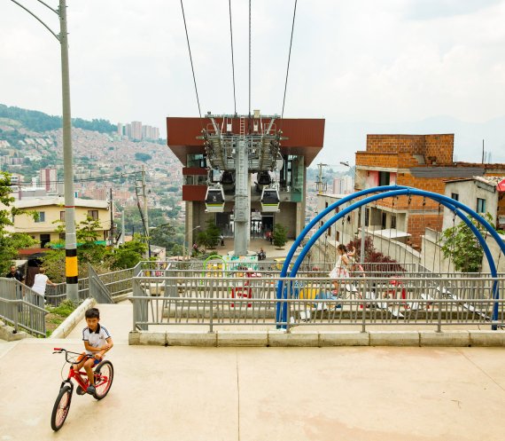 프랑스 최대 케이블카 전문 기업 포마(Poma)가 콜롬비아 메데진에 건설한 세계 최초 도심 속 대중교통 메트로케이블. © 포마(Poma) 홈페이지