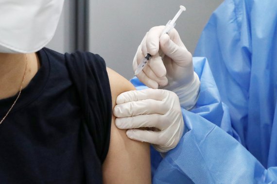 코로나19 백신 예방접종센터에서 시민들이 백신 접종을 받고 있다. 뉴스1 제공