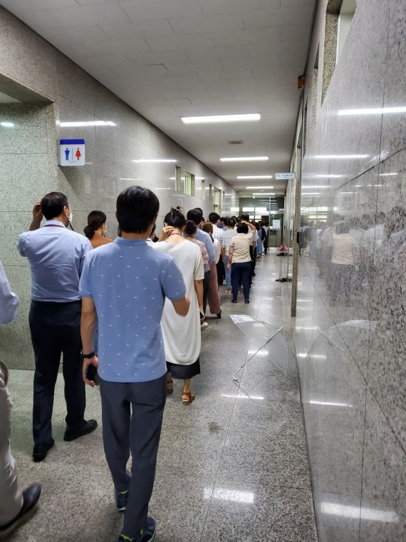 [수원=뉴시스]이병희 기자=경기도청 구내식당을 이용하기 위해 줄서 있는 공무원들
