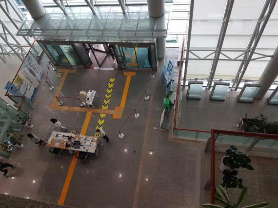 [용인=뉴시스]신정훈 기자=점심시간때 밖으로 나갈려는 직원들로 북적거리던 용인시청 현관앞이 지금은 한산한 모습을 보이고 있다