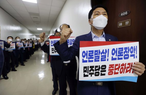 국민의힘 김기현 원내대표를 비롯한 의원들이 24일 서울 여의도 국회 법제사법위원회 회의실 앞에서 언론중재법 개정안 규탄대회를 하고 있다. 공동취재사진, 뉴시스.