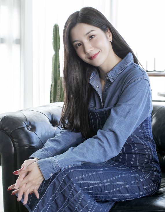 아이즈원 출신 가수 권은비가 서울 강남구 논현동 루프탑 스튜디오에서 진행된 뉴스1과의 인터뷰에 앞서 포즈를 취하고 있다. / 뉴스1 © News1 김진환 기자