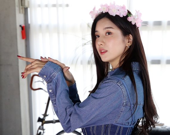 아이즈원 출신 가수 권은비가 서울 강남구 논현동 루프탑 스튜디오에서 진행된 뉴스1과의 인터뷰에 앞서 포즈를 취하고 있다. / 뉴스1 © News1 김진환 기자