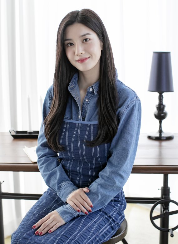 아이즈원 출신 가수 권은비가 서울 강남구 논현동 루프탑 스튜디오에서 진행된 뉴스1과의 인터뷰에 앞서 포즈를 취하고 있다. / 뉴스1 © News1 김진환 기자