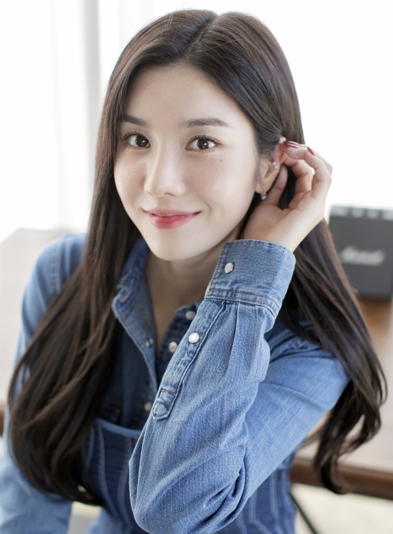 아이즈원 출신 가수 권은비가 서울 강남구 논현동 루프탑 스튜디오에서 진행된 뉴스1과의 인터뷰에 앞서 포즈를 취하고 있다. / 뉴스1 © News1 김진환 기자