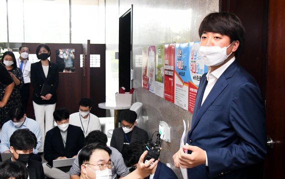 이준석 국민의힘 대표가 24일 서울 여의도 국회에서 열린 비공개 최고위원회의에서 국민권익위의 부동산 투기 의혹 조사 결과를 논의한 뒤 조치 내용을 브리핑하고 있다. /사진=뉴시스