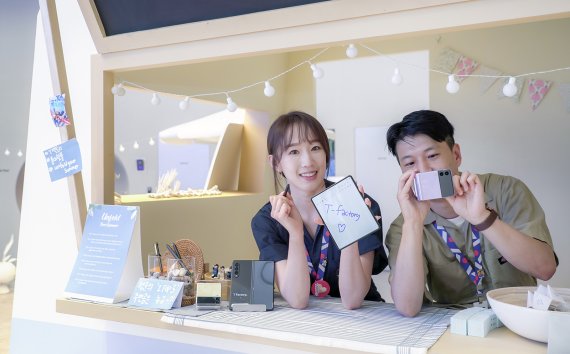 SK텔레콤 모델들이 24일 삼성전자의 갤럭시Z폴드3·플립3을 체험하고 있다. SK텔레콤 제공