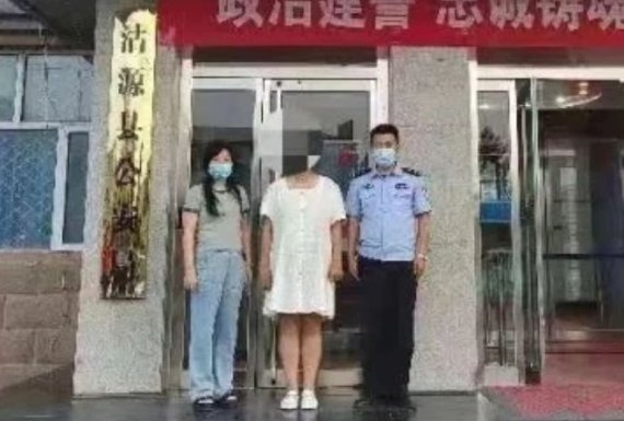 지난 14일 중국 경찰에 검거된 불법 대리모 의혹 여성. 중국 매체 캡쳐