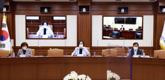 유은혜 사회부총리 겸 교육부 장관이 25일 오전 서울 종로구 정부서울청사에서 열린 사회관계장관회의에서 모두 발언을 하고 있다. /사진=뉴스1화상