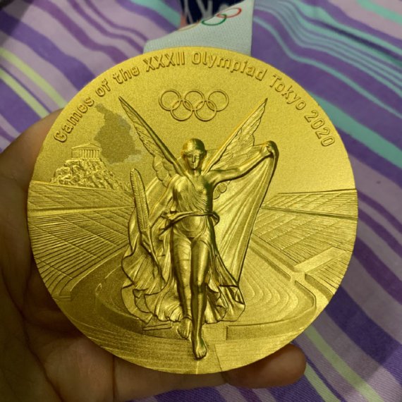 "철 쓰레기 된 도쿄올림픽 은메달, 중국산이 낫다"..中선수 올린 사진 보니